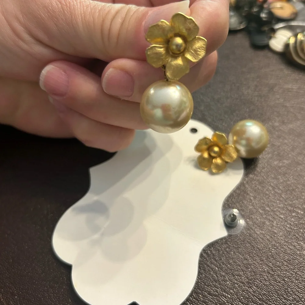 Vintage Gold and Cream Floral Pearl Earrings - Picture 4 of 5